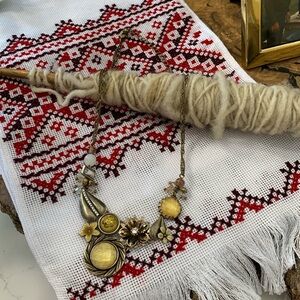 Pretty brass colored, bead and yellow floral necklace in EUC.